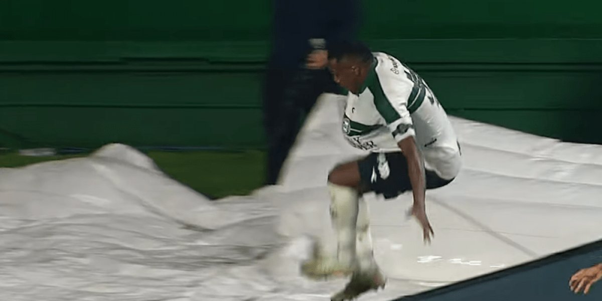 Jogador do Coritiba cai em túnel durante comemoração de gol que acabou anulado