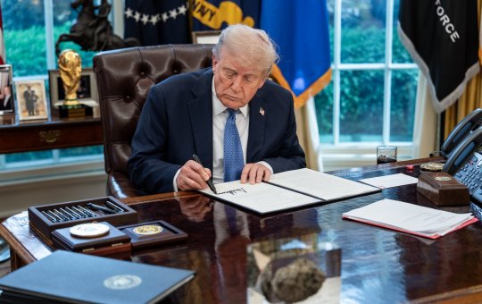 Trump assina decreto que limita a o número de vacinas recomendadas para crianças nos EUA