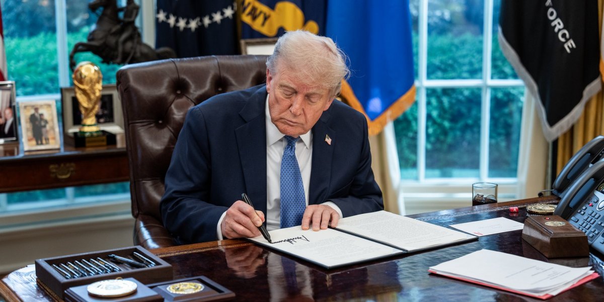 Trump assina decreto que limita a o número de vacinas recomendadas para crianças nos EUA