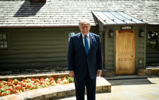Devido à ameaça de assassinato do Irã, Donald Trump faz voo secreto em jato militar