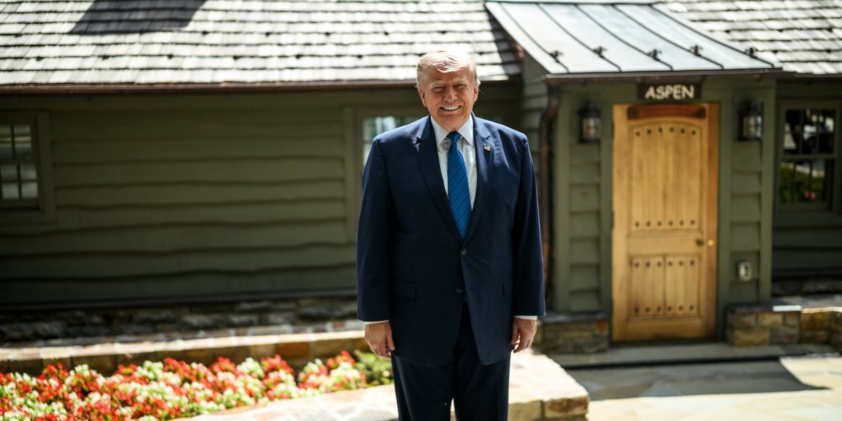 Devido à ameaça de assassinato do Irã, Donald Trump faz voo secreto em jato militar