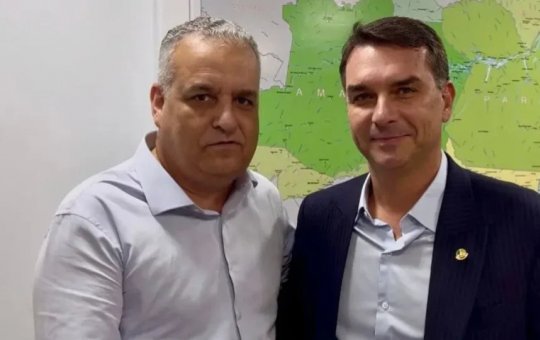 Flávio Bolsonaro descarta troca de vice e chama acusações contra Alfredo Gaspar de “farsa”