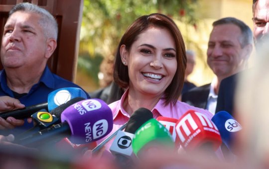 Michelle Bolsonaro minimiza crise familiar após reencontro com Flávio: “Qual família é perfeita?”