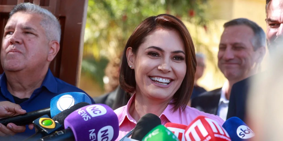 Michelle Bolsonaro minimiza crise familiar após reencontro com Flávio: “Qual família é perfeita?”