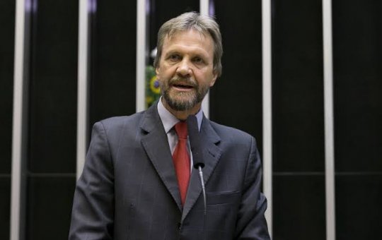 Líder do PT na Câmara sofre AVC e é levado às pressas para hospital em Brasília