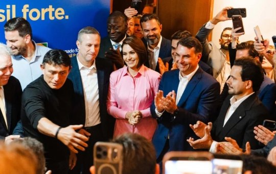 Após desavenças, Flávio Bolsonaro e Michelle se cumprimentam em gravação eleitoral