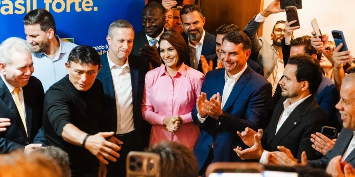 Após desavenças, Flávio Bolsonaro e Michelle se cumprimentam em gravação eleitoral