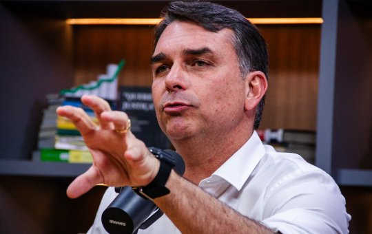 Flávio Bolsonaro vai repetir motociatas de Jair Bolsonaro durante campanha