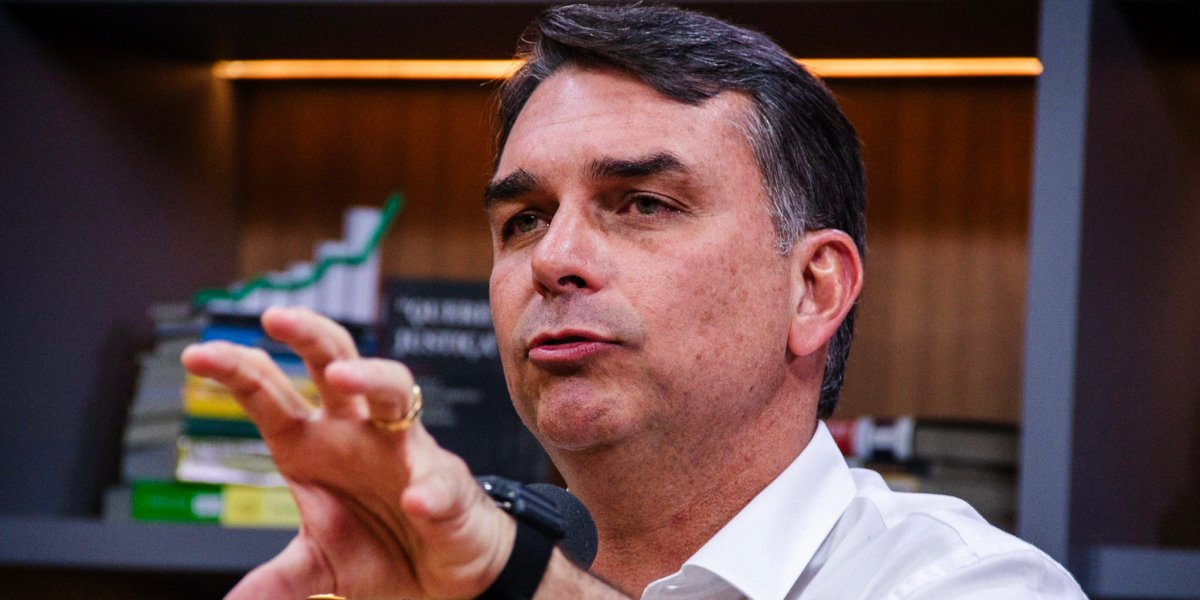 Flávio Bolsonaro vai repetir motociatas de Jair Bolsonaro durante campanha