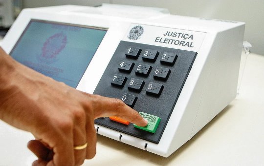 TSE nega que eleições de 2026 contarão com novo modelo de urna eletrônica