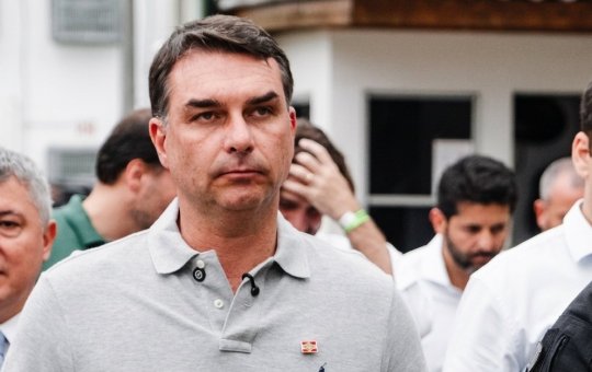 Perfis oficiais de Flávio citam pós-graduação que ele não teria feito; campanha fala em “equívoco”