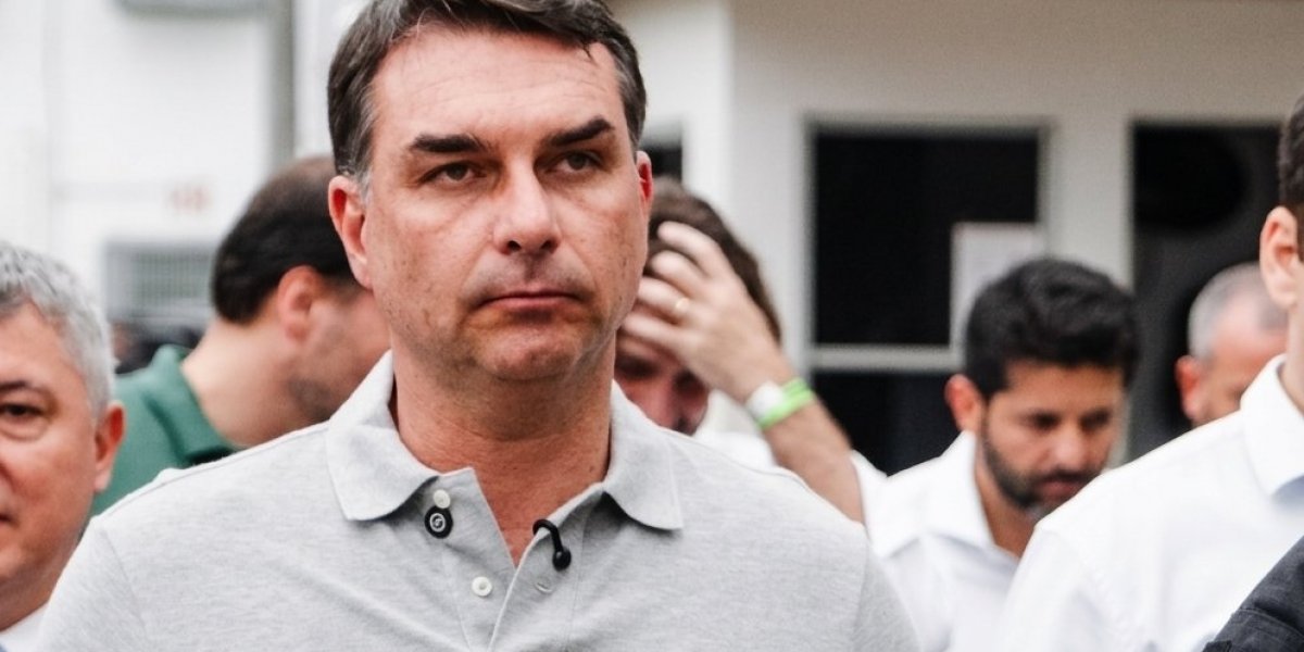 Perfis oficiais de Flávio citam pós-graduação que ele não teria feito; campanha fala em “equívoco”