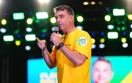 Flávio Bolsonaro divulga diplomas e esclarece formação após negativa da UFRJ