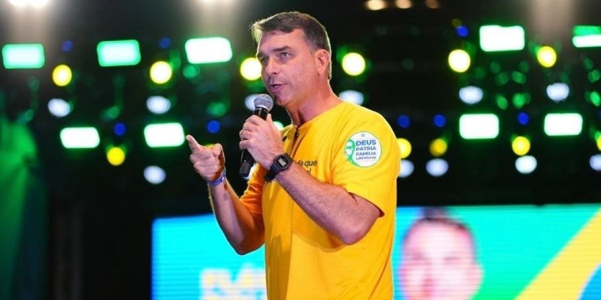 Flávio Bolsonaro divulga diplomas e esclarece formação após negativa da UFRJ