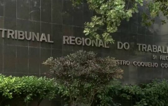 Auxiliar de buffet é demitido por justa causa após beber whisky e dançar com convidados durante festa em Salvador