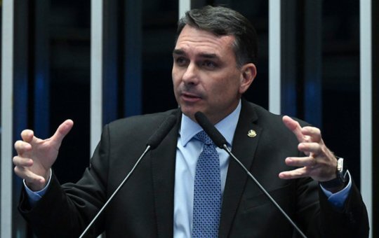 Flávio Bolsonaro acusa “sistema” de tentar barrar candidatura após filiação ao Missão