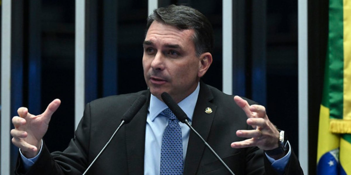 Flávio Bolsonaro acusa “sistema” de tentar barrar candidatura após filiação ao Missão