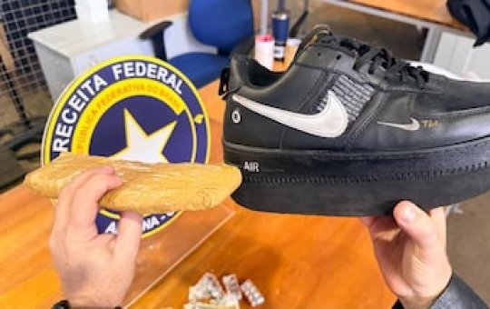 Vídeo: Polícia Federal encontra 67 ampolas de emagrecedor escondidas na sola de tênis em SC
