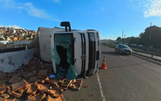 Caminhão carregado de morangos tomba na BR-324 e carga é saqueada em Salvador