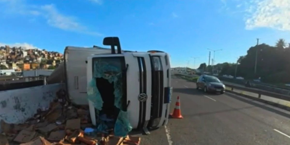 Caminhão carregado de morangos tomba na BR-324 e carga é saqueada em Salvador