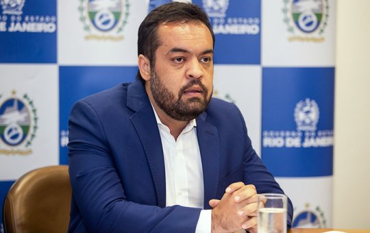 Endereço de Cláudio Castro é alvo de buscas da PF durante operação sobre fraude em licenças ambientais da Refit