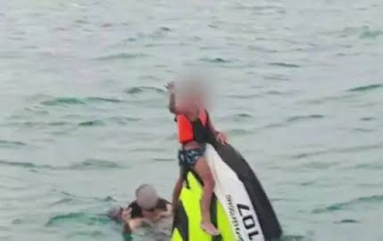Família passa 16 horas à deriva no mar após jet ski virar na Tailândia
