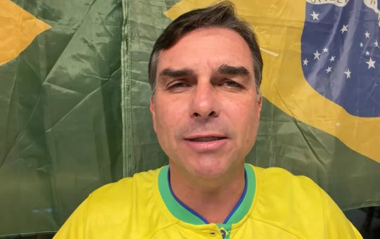 Flávio Bolsonaro diz ter recebido “manto” do pai e inicia campanha à Presidência