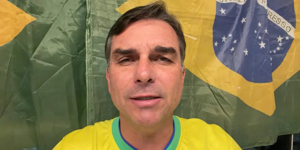 Flávio Bolsonaro diz ter recebido “manto” do pai e inicia campanha à Presidência