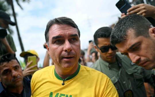 Flávio Bolsonaro cancela motociata em Juiz de Fora após avião não conseguir pousar