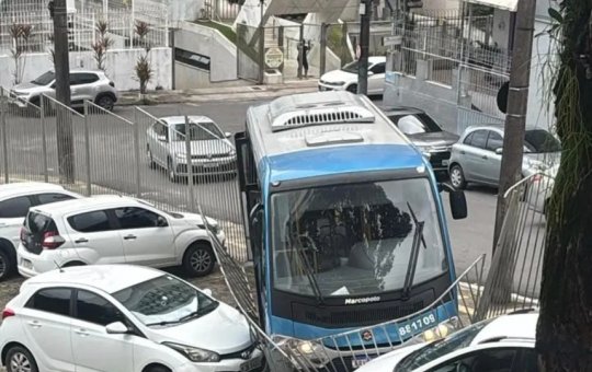 Ônibus perde o controle e invade estacionamento da Ufba em Salvador