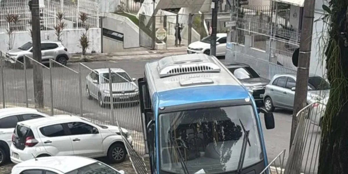 Ônibus perde o controle e invade estacionamento da Ufba em Salvador