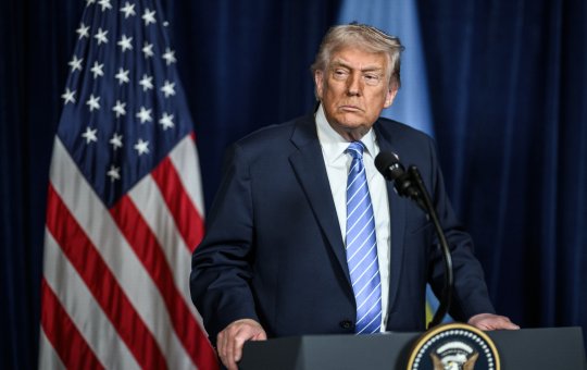 Trump ameaça bombardear Omã caso o país interfira nos planos dos EUA