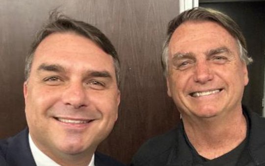 Flávio diz que usará a imagem do pai até o "limite que a legislação permitir"