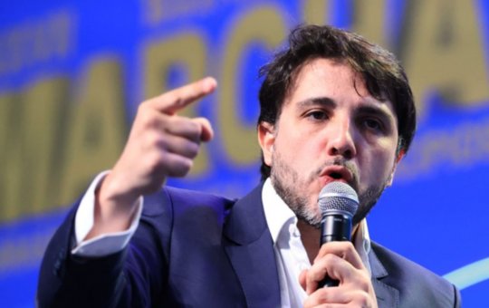 Renan Santos chama redução da 6x1 de “maluquice” e defende fim da Justiça do Trabalho