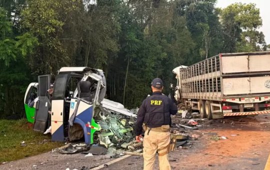 Grave acidente entre micro-ônibus e carreta mata mais de 20 pessoas no Paraná