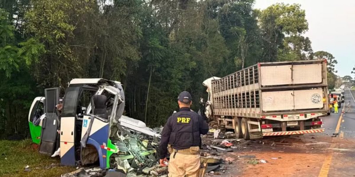 Grave acidente entre micro-ônibus e carreta mata mais de 20 pessoas no Paraná