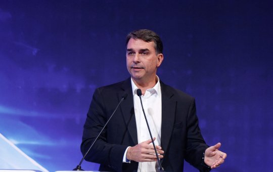 Após Lula desistir, Flávio Bolsonaro também decide não participar de debate da Band