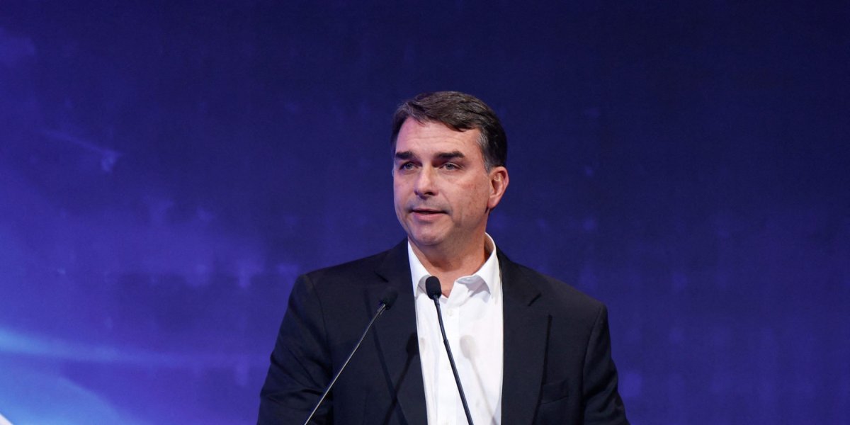 Após Lula desistir, Flávio Bolsonaro também decide não participar de debate da Band