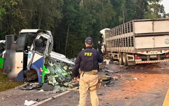 Vítimas de acidente entre micro-ônibus e carreta no Paraná eram duas crianças e 21 adultos