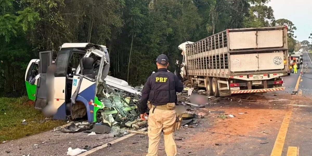 Vítimas de acidente entre micro-ônibus e carreta no Paraná eram duas crianças e 21 adultos