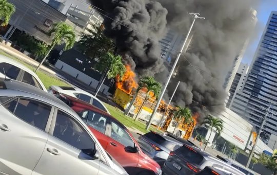 Ônibus pega fogo na Avenida Tancredo Neves e provoca congestionamento em Salvador