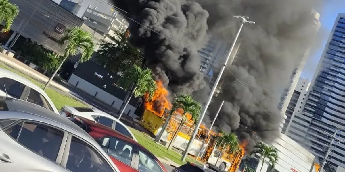 Ônibus pega fogo na Avenida Tancredo Neves e provoca congestionamento em Salvador