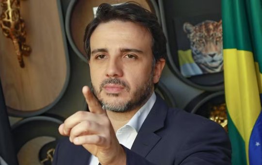 Renan Santos arrecada 6,7 vezes mais que Flávio Bolsonaro em vaquinha eleitoral