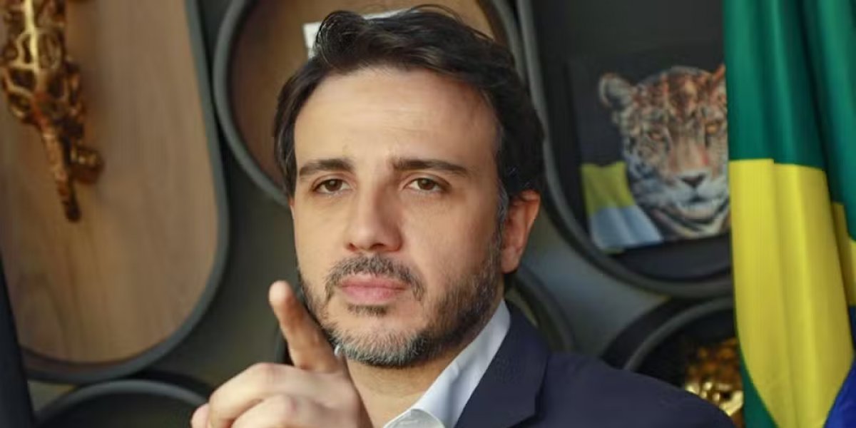Renan Santos arrecada 6,7 vezes mais que Flávio Bolsonaro em vaquinha eleitoral