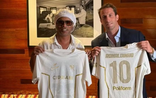 Ronaldinho acerta retorno ao futebol profissional em time da 3ª divisão da Itália