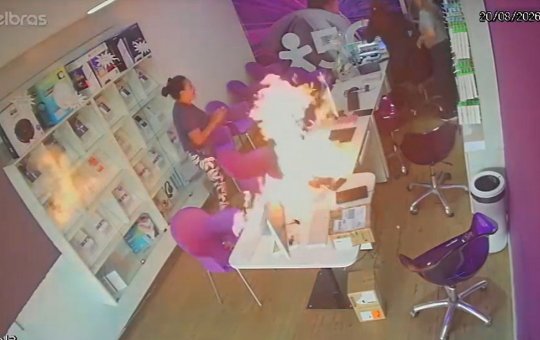 Mulher ateia fogo em loja de telefonia e ameaça funcionárias em Minas Gerais