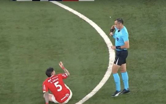 Árbitro leva mão ao bolso para aplicar cartão, mas desiste e gera polêmica em Botafogo x Cienciano