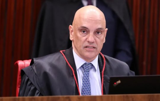 Moraes autoriza visitas de Carlos Bolsonaro e Jair Renan ao pai mas mantém proibição para Flávio