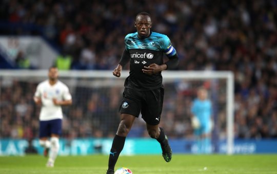 Usain Bolt volta ao futebol e se junta a ex-estrelas da Premier League em clube inglês