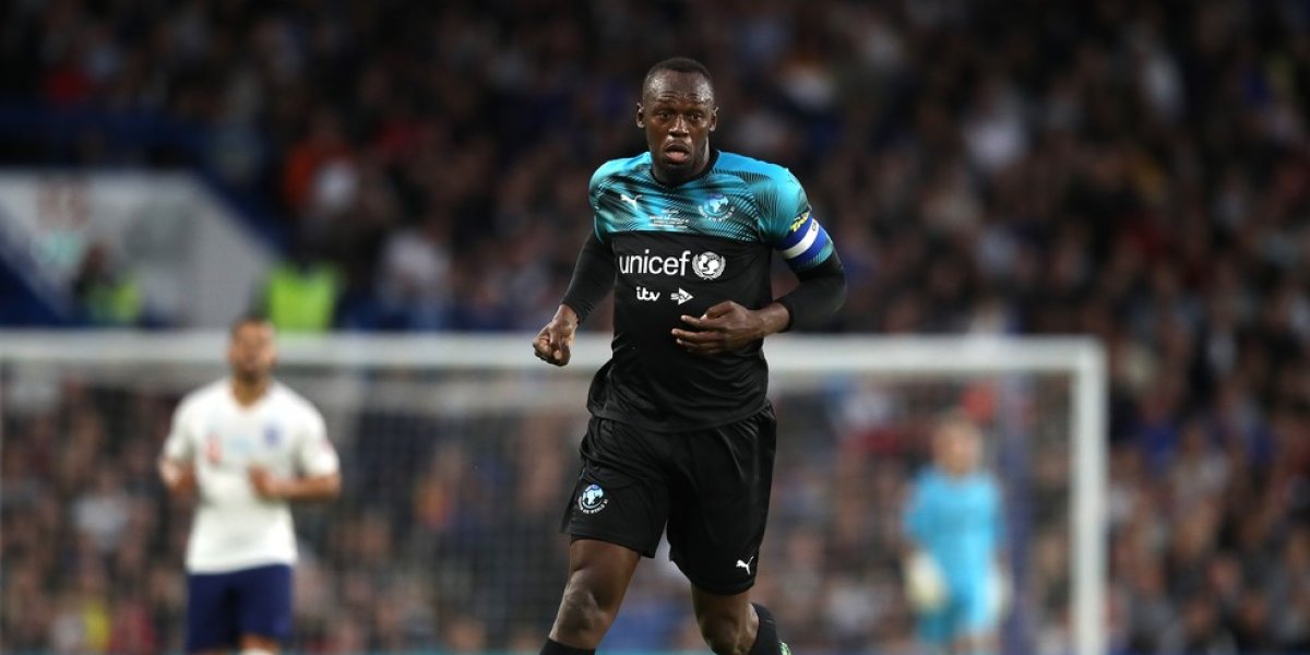 Usain Bolt volta ao futebol e se junta a ex-estrelas da Premier League em clube inglês